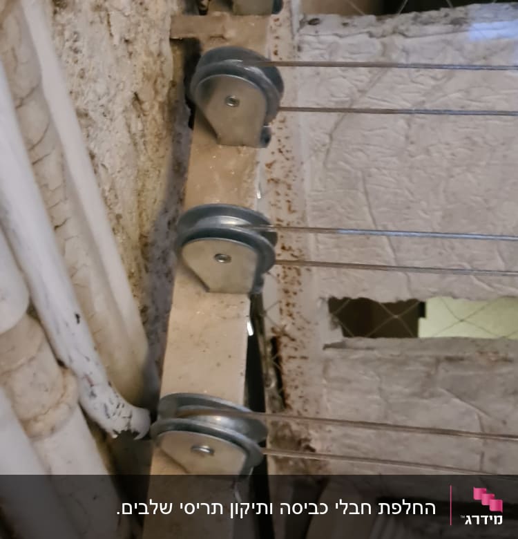 גלגלות מתכת על מסגרת עץ עם חוטים